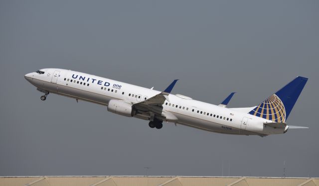 Boeing 737-900 (N69818) - Departing LAX