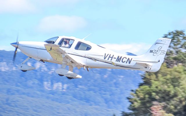Cirrus SR-22 (VH-MCN)
