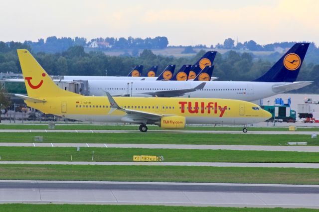 Boeing 737-700 (D-ATUB)