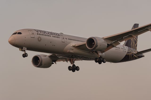 Boeing 787-9 Dreamliner (VT-TSD) - 20th March, 2022: Flight from Delhi sneaking in just before sunset; on short finals to runway 27L at London Heathrow.