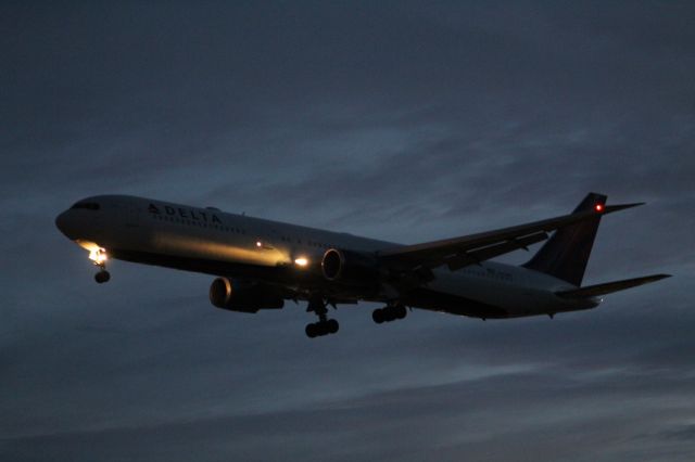 BOEING 767-400 (N831MH) - A Delta Airlines B767-400 on final approach into LHR, landing on runway 27L.br /br /Location: Myrtle Ave.br /Date: 04.10.22 (dd/mm/yy).