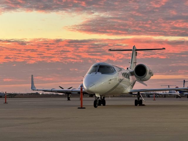 Learjet 60 (N662AR)