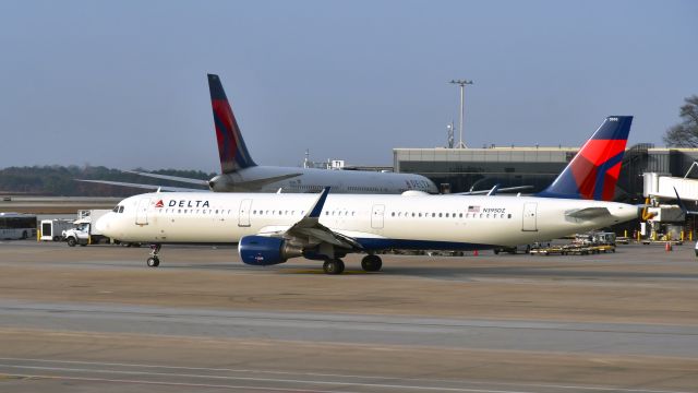 Airbus A321 (N395DZ) - Delta Air Lines Airbus A321-211(WL) N395DZ in Atlanta 