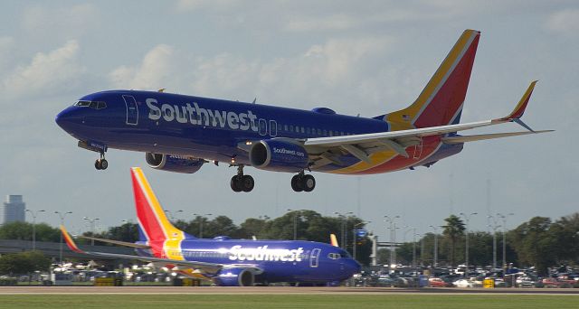 Boeing 737-800 (N8311Q)