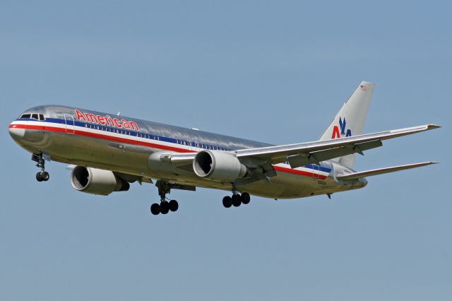 BOEING 767-300 (N353AA)