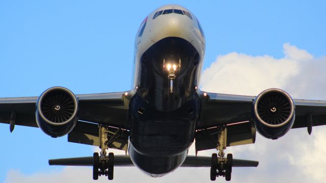 Boeing 777-200 (G-VIIQ) - A British Airways B777-200 on final approach into LHR, landing on runway 27L.br /br /Location: Great South West Road.br /Date: 10.04.23 (dd/mm/yy).