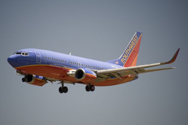 BOEING 737-300 (N615SW)