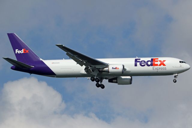 BOEING 767-300 (N125FE)