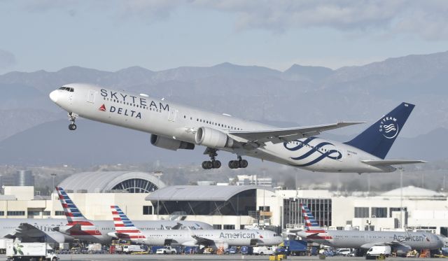 BOEING 767-400 (N844MH) - Departing LAX on 25R