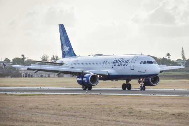 Airbus A320 (N705JB)