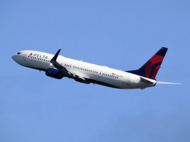 Boeing 737-900 (N837DN)