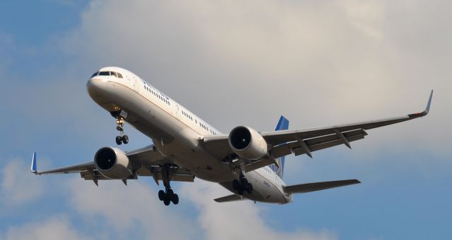 Boeing 757-200 (N549UA)