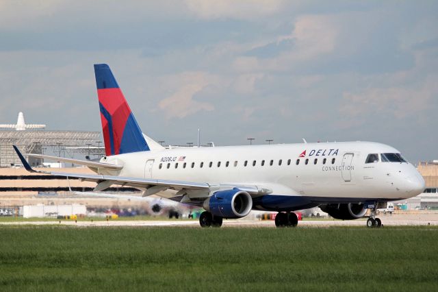 Embraer 175 (N208JQ)