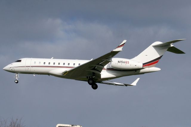 Bombardier Global Express (N156QS) - NetJets Aviation Global 6000 on short finals for rwy 24 on 3-Mar-20 arriving from KDLH.