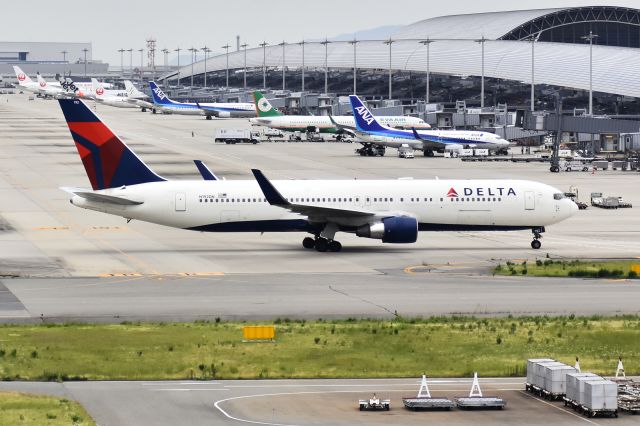 BOEING 767-300 (N192DN)