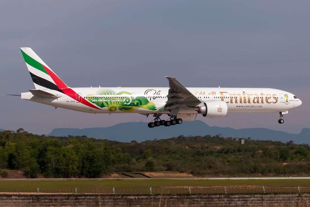 Boeing 777-200 (A6-EGE) - Landing RWY28 at Galeão Int´l apt,Jul18,2014