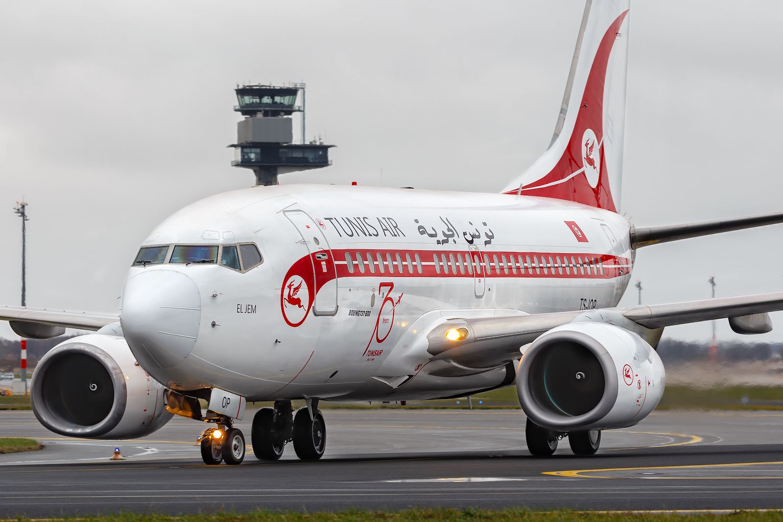 BOEING 737-600 (TS-IOP)