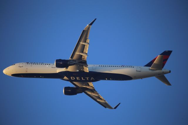 Airbus A321 (N332DN)