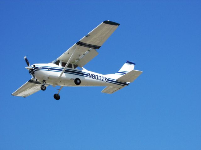 Cessna Skylane (N8002K) - Landing on RWY 24