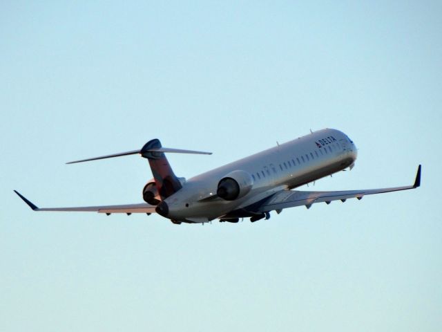 Canadair Regional Jet CRJ-900 (N181GJ)