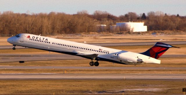 McDonnell Douglas MD-80 (N912DE)