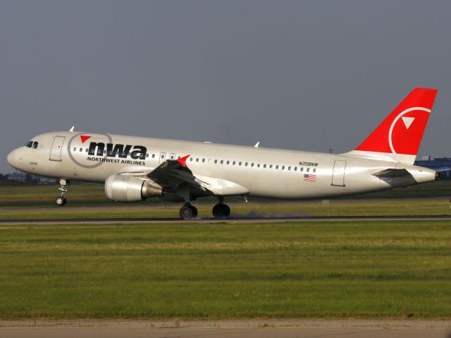 Airbus A320 (N358NW)