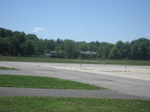 Piper Cherokee (N4550D) - Landing at Kmgj