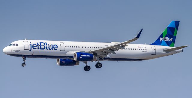 Airbus A321 (N937JB) - JBU523 arrives into LAX from JFK