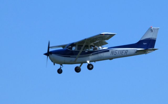 Cessna Skyhawk (N511ER) - On final is this Cessna Skyhawk in the Autumn of 2018.