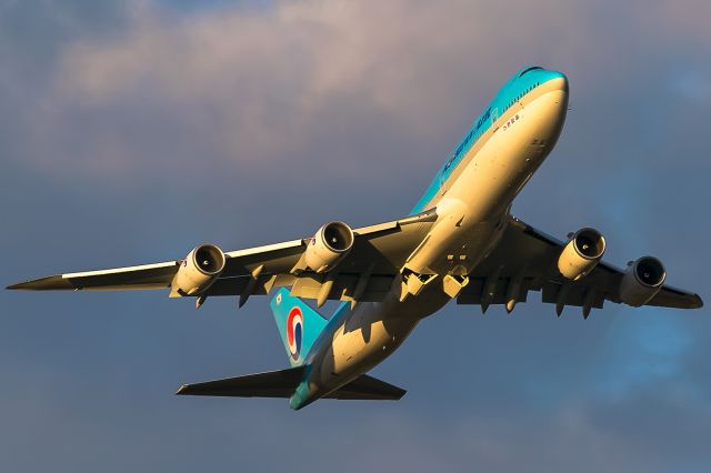 BOEING 747-8 (HL7636) - evening sun after heavy rain