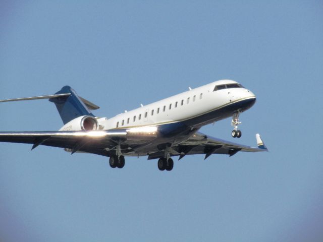 Bombardier Global Express (N702DR) - Landing RWY 20R