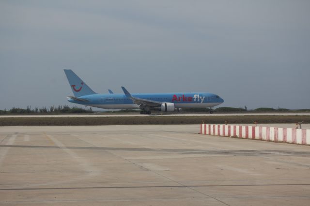 BOEING 767-300 (PH-DYL) - landing runway 11