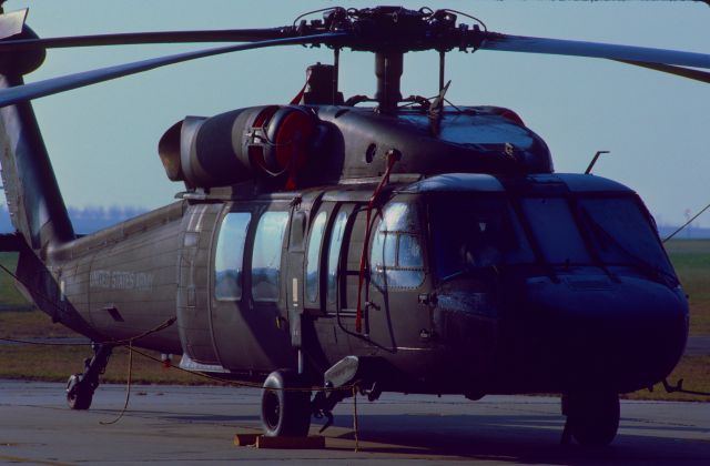 — — - UH-60 Blackhawk Helicopter Mainz-Finthen West Germany DEC88 ES KALT