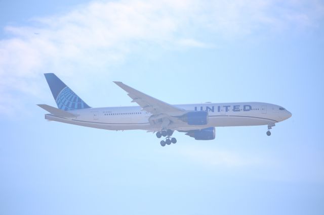 Boeing 777-200 (N798UA)