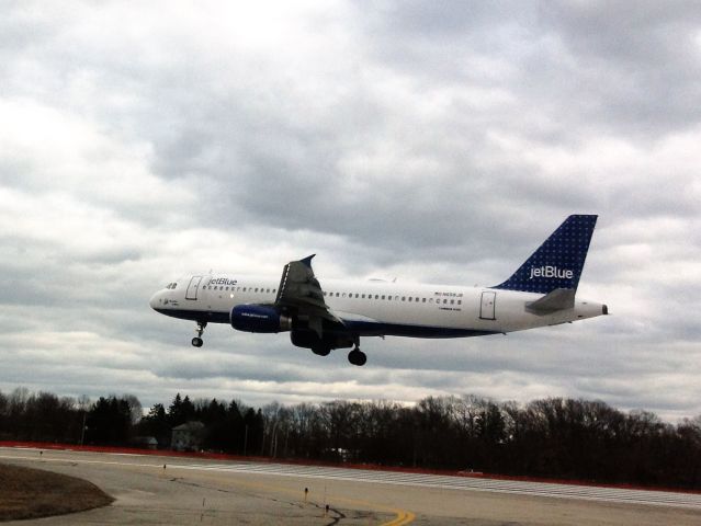 Airbus A320 (N658JB) - Landing Runway 05 KPVD March 5 2013