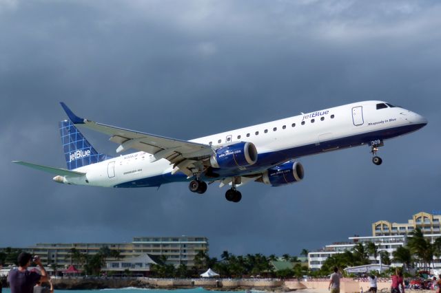 Embraer ERJ-190 (N309JB)