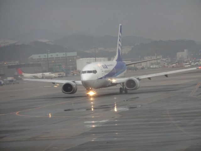 Boeing 737-500 — - 福岡空港にて　機内から撮影