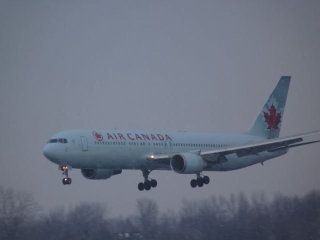 BOEING 767-300 (C-GLCA)