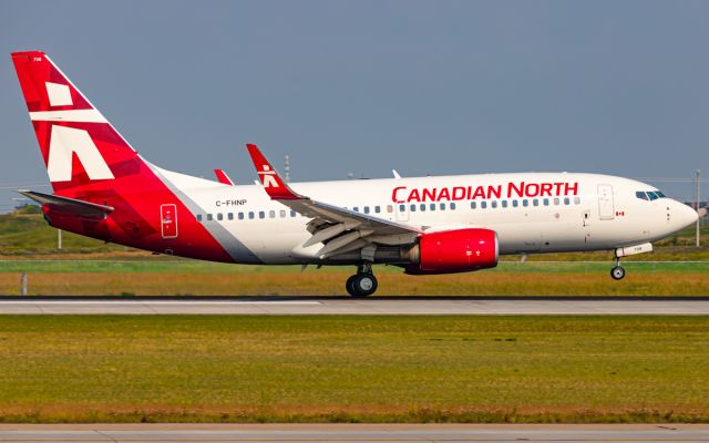 Boeing 737-700 (C-FHNP)