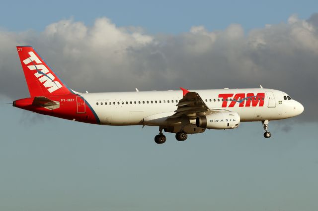 Airbus A320 (PT-MZY)