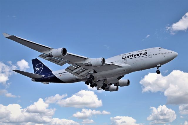 Boeing 747-400 (D-ADVM)