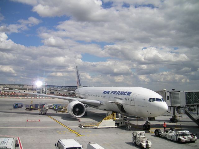 Boeing 777-200 —