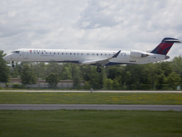 Canadair Regional Jet CRJ-900 (N305PQ) - 24 June 2015