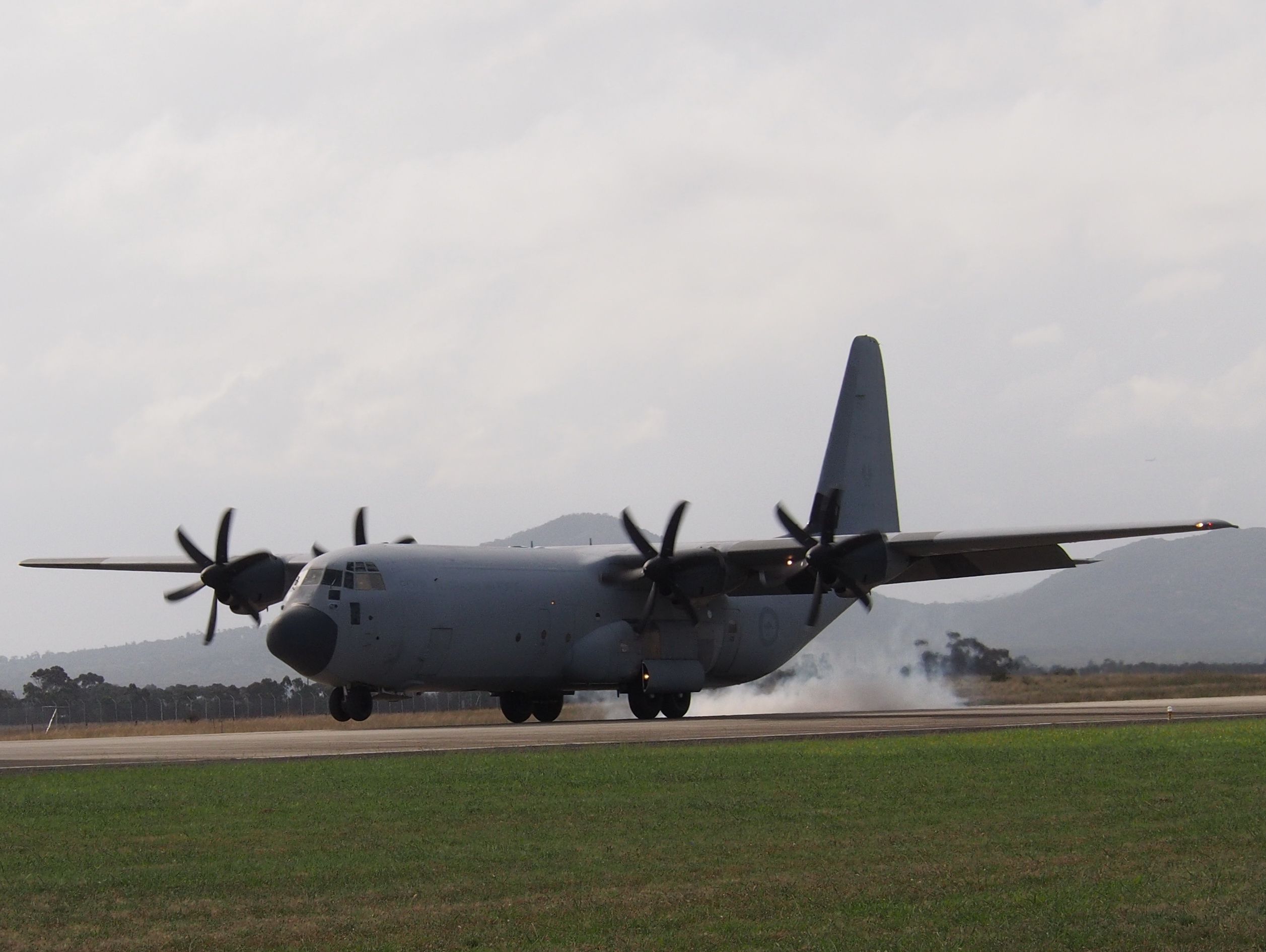 — — - Avalon 2015 - Smoky arrival of RAAF Hercules