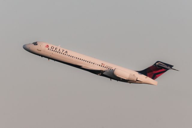 Boeing 717-200 (N994AT) - Delta airlines flight 828 departs out of Wilkes Barre bound for Atlanta.