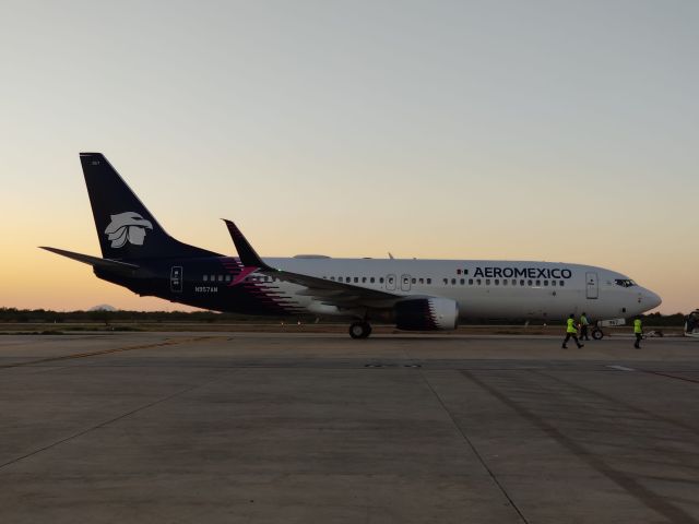 Boeing 737-800 (N957AM)