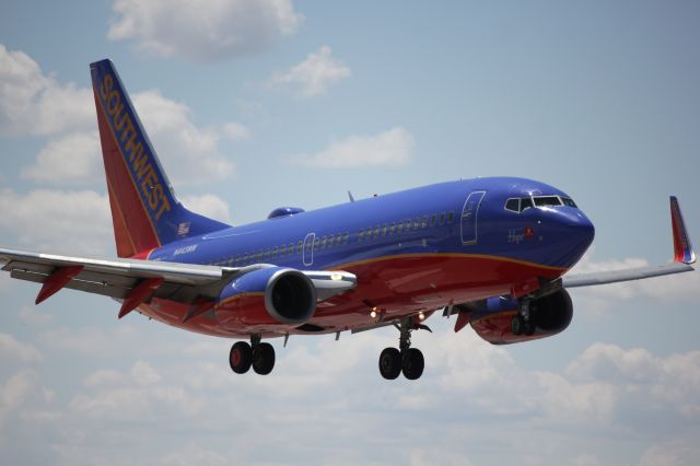 Boeing 737-700 (N443WN) - Landing on 35L.