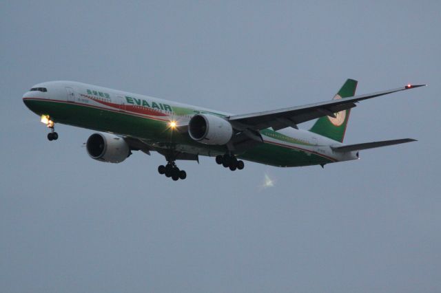 BOEING 777-300ER (B-16702) - ON FINAL