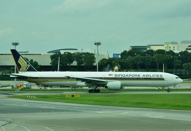 BOEING 777-300 (9V-SYI) - Taxing at SIN (2016/11/05)