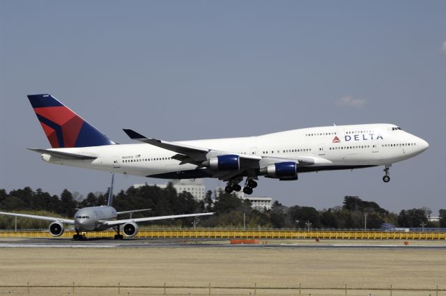 Boeing 747-400 (N669US) - Final Approach to NRT Airport R/W16R on 2012/04/08